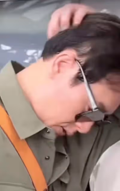 張頌文罕見黑臉了,機場被粉絲塞禮物當場喊話不要,煩到狂薅頭髮