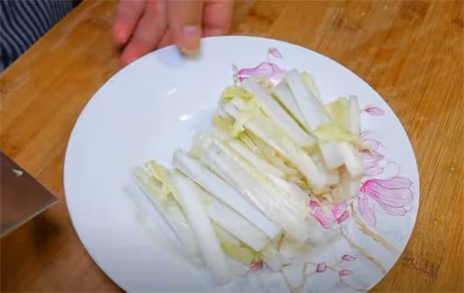娃娃菜每次這樣炒,米飯總是擔心不夠吃,口感清脆爽口,酸辣下飯