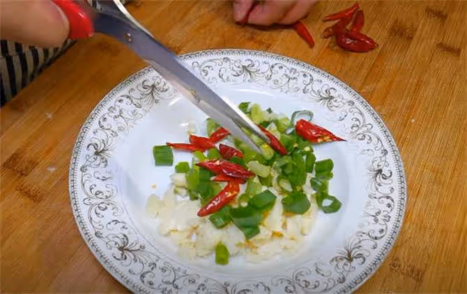 娃娃菜每次這樣炒,米飯總是擔心不夠吃,口感清脆爽口,酸辣下飯