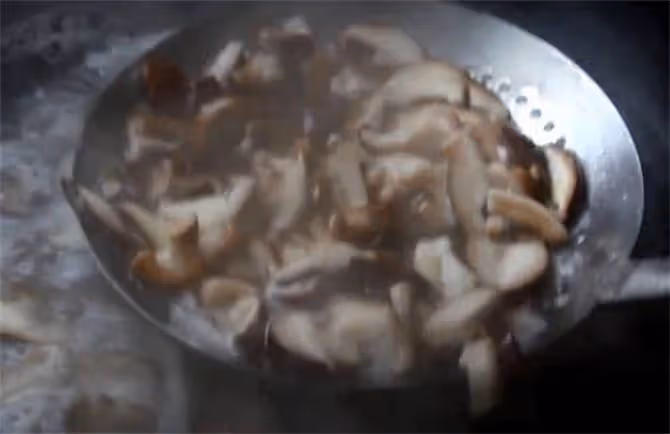 這才是香菇最好吃的做法,鮮嫩爽滑,做法簡單易學,實在太下飯了