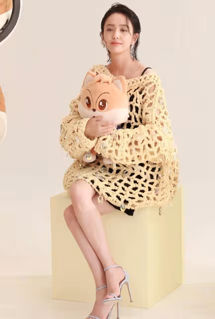 佟麗婭真的很「輕鬆」,裙子外面還有一個「漁網」,看起來真的很時尚