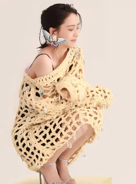 佟麗婭真的很「輕鬆」,裙子外面還有一個「漁網」,看起來真的很時尚