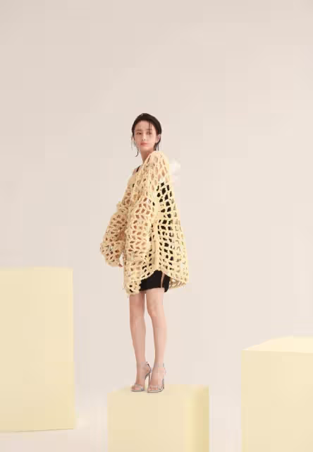 佟麗婭真的很「輕鬆」,裙子外面還有一個「漁網」,看起來真的很時尚