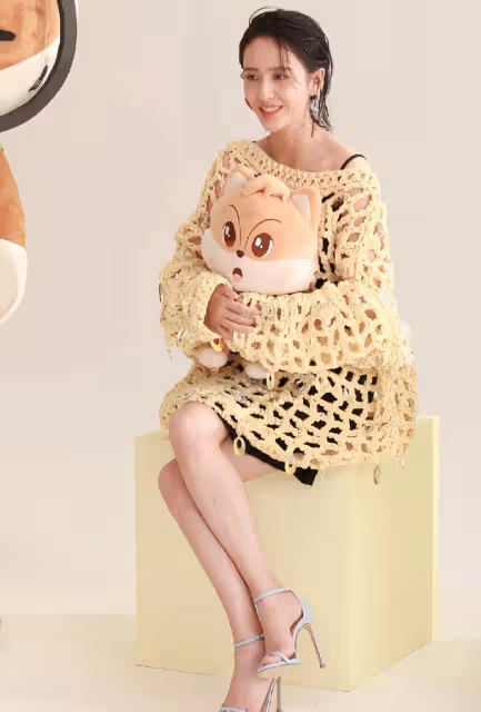 佟麗婭真的很「輕鬆」,裙子外面還有一個「漁網」,看起來真的很時尚