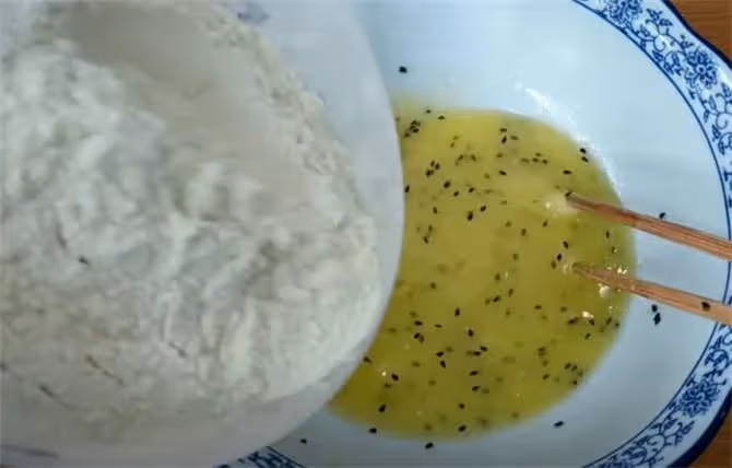 半碗麵粉,不用烤箱,不用水,教你在家做桃酥,咬一口直掉渣
