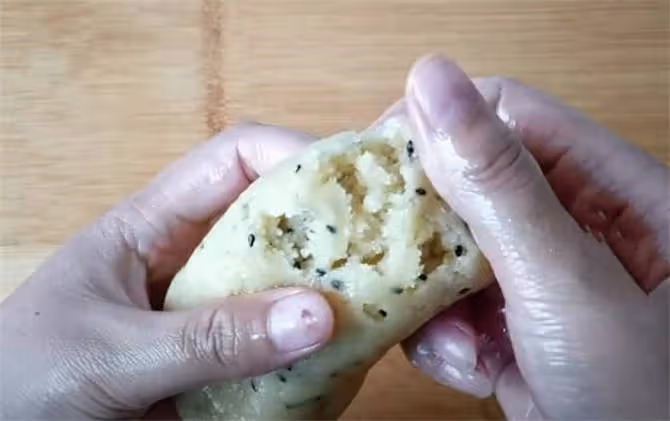 半碗麵粉,不用烤箱,不用水,教你在家做桃酥,咬一口直掉渣