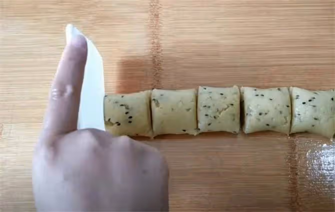 半碗麵粉,不用烤箱,不用水,教你在家做桃酥,咬一口直掉渣
