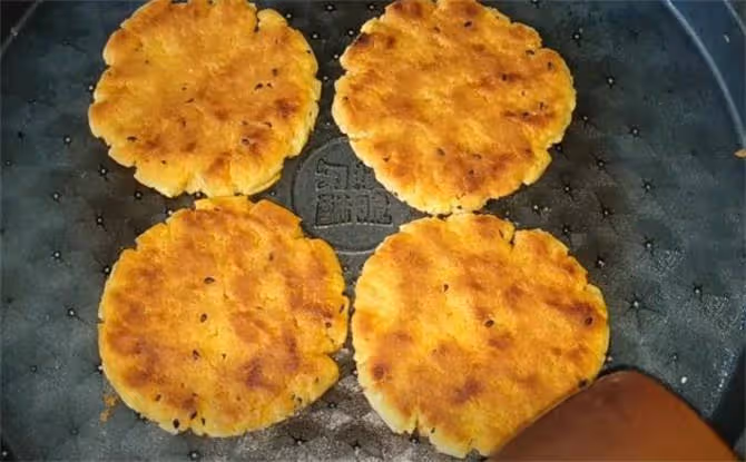 半碗麵粉,不用烤箱,不用水,教你在家做桃酥,咬一口直掉渣