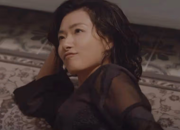 潛行者:方嘉樹替蘇雅露擦藥,意外看到胎記,銀狐竟是蘇雅露
