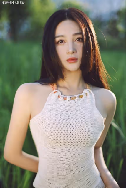 孫嘉璐置身蘆葦盪，別有一番野趣，還有點《司藤》大甜甜的感覺