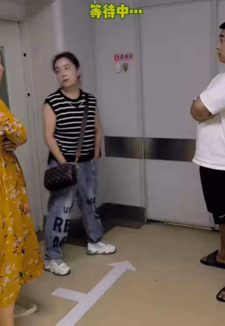 「趙四」拎10萬現金看孫子,含淚贊兒媳是劉家功臣,祖孫三代同框