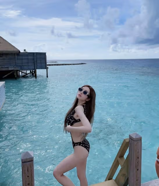 周揚青曬馬爾地夫度假照，穿泳衣大秀好身材，前凸後翹超火辣