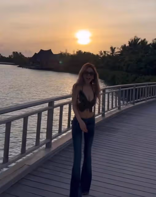 周揚青曬馬爾地夫度假照,穿泳衣大秀好身材,前凸後翹超火辣