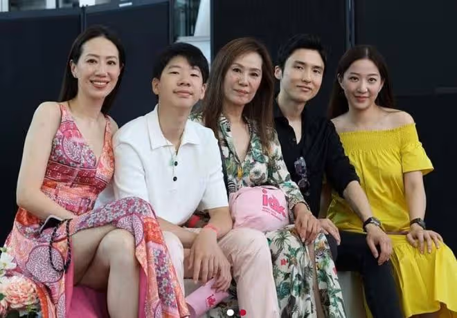 香港星二代出道排面足!新加坡辦盛大發布會,百億姨父現身支持