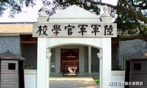 《潛行者》短短十年時間，方嘉樹擁有三重身份，他是怎麼做到的？