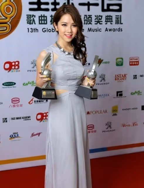 自以為是「亞洲天后」,倫敦開演唱會門庭冷清,路上人被叫去聽歌