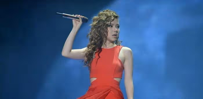 自以為是「亞洲天后」,倫敦開演唱會門庭冷清,路上人被叫去聽歌