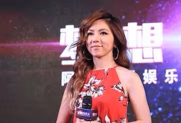 自以為是「亞洲天后」,倫敦開演唱會門庭冷清,路上人被叫去聽歌