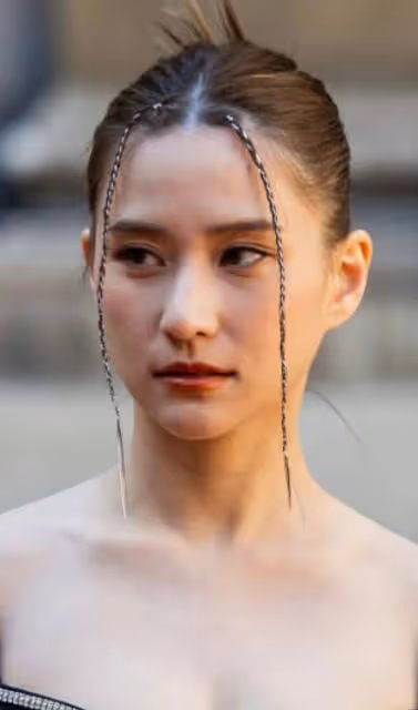國外超模首次翻身!秀出黃金比例美腿凍成紫色,何超蓮易夢玲太時尚養眼