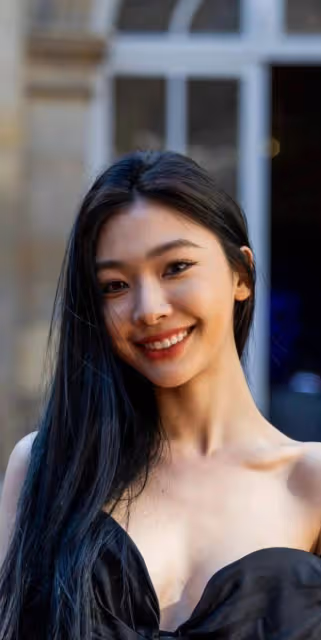 國外超模首次翻身!秀出黃金比例美腿凍成紫色,何超蓮易夢玲太時尚養眼