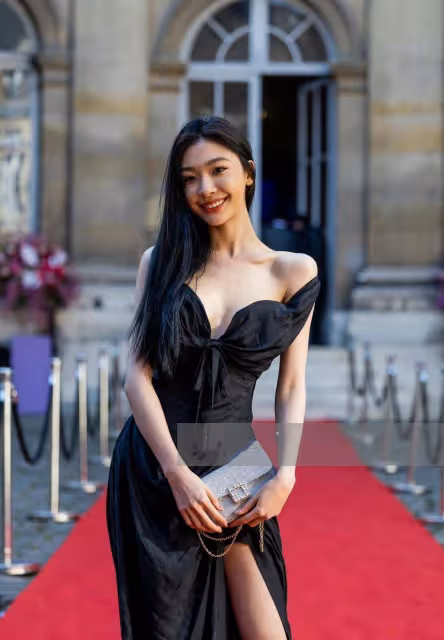國外超模首次翻身!秀出黃金比例美腿凍成紫色,何超蓮易夢玲太時尚養眼