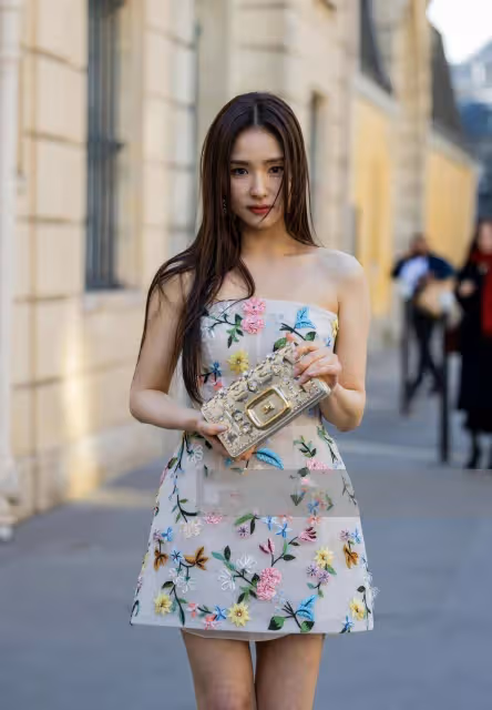 國外超模首次翻身!秀出黃金比例美腿凍成紫色,何超蓮易夢玲太時尚養眼