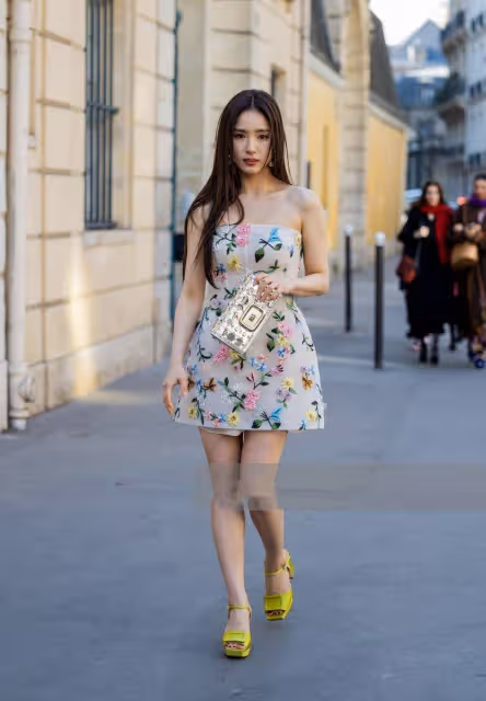 國外超模首次翻身!秀出黃金比例美腿凍成紫色,何超蓮易夢玲太時尚養眼
