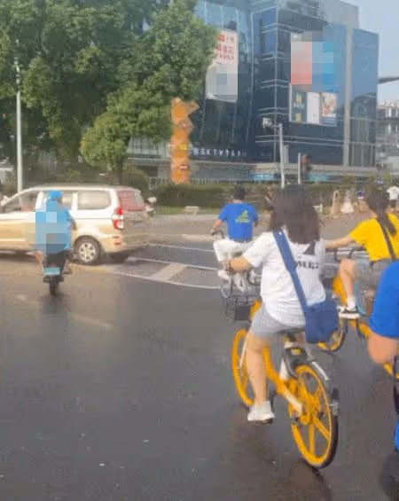 吳京街頭騎自行車趕活動,找路人問路接地氣,快到粉絲都追不上