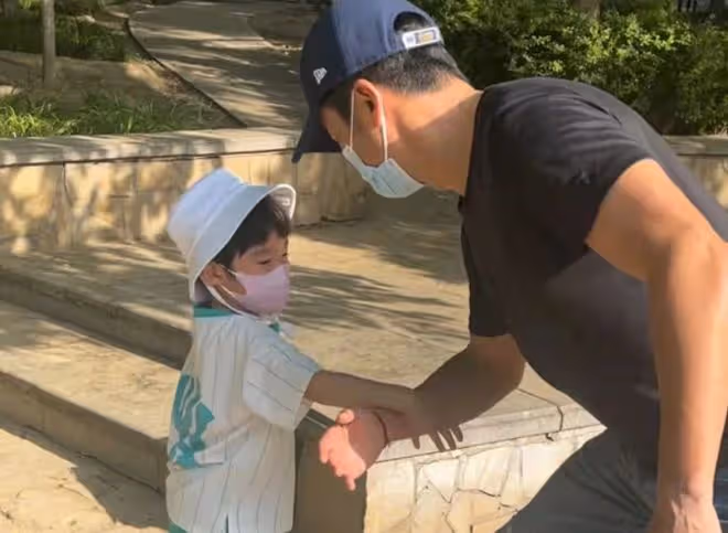 吳京街頭騎自行車趕活動,找路人問路接地氣,快到粉絲都追不上