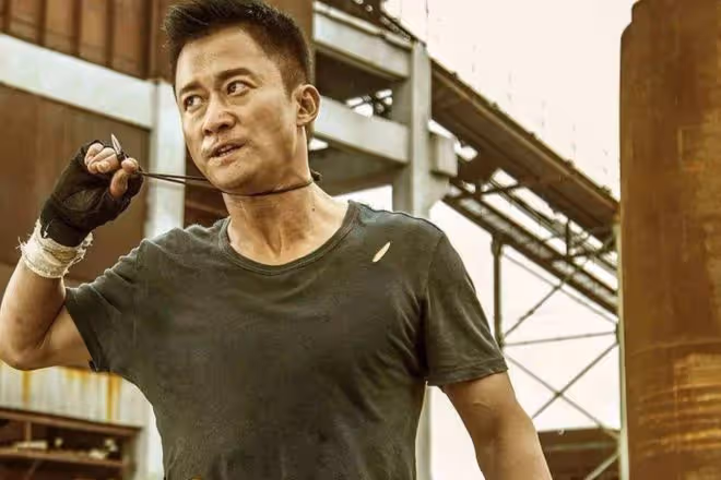 吳京街頭騎自行車趕活動,找路人問路接地氣,快到粉絲都追不上