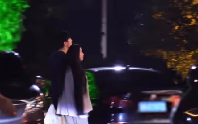 感情穩定!李川牽手女友買香蕉同返酒店,錘娜麗莎舊照神似婁藝瀟