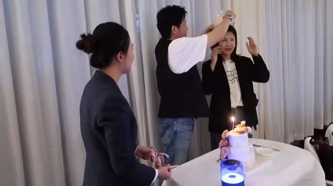 鮑蕾慶祝47歲生日，在兩個女兒面前與陸毅接吻，相愛近30年仍甜蜜