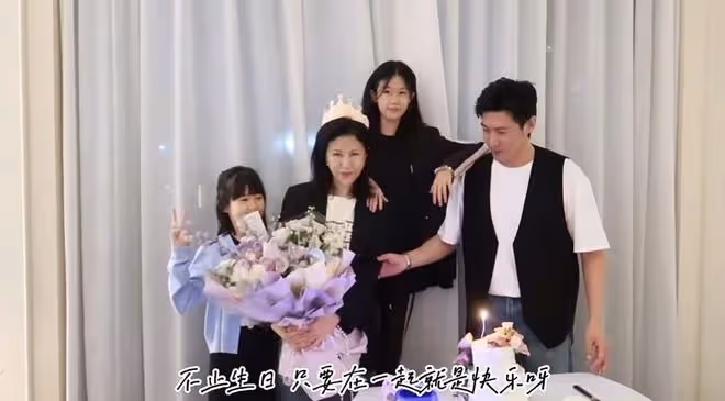 鮑蕾慶祝47歲生日，在兩個女兒面前與陸毅接吻，相愛近30年仍甜蜜