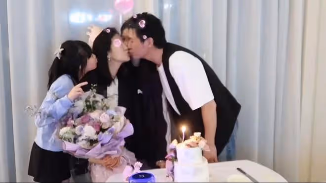 鮑蕾慶祝47歲生日，在兩個女兒面前與陸毅接吻，相愛近30年仍甜蜜