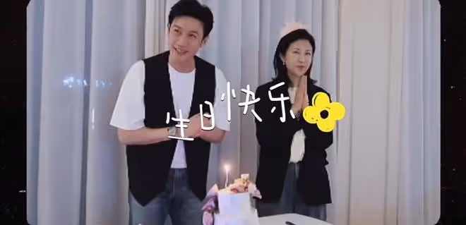鮑蕾慶祝47歲生日，在兩個女兒面前與陸毅接吻，相愛近30年仍甜蜜