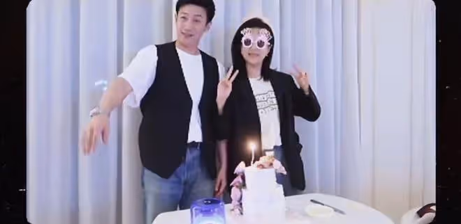 鮑蕾慶祝47歲生日，在兩個女兒面前與陸毅接吻，相愛近30年仍甜蜜