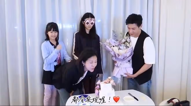 鮑蕾慶祝47歲生日，在兩個女兒面前與陸毅接吻，相愛近30年仍甜蜜