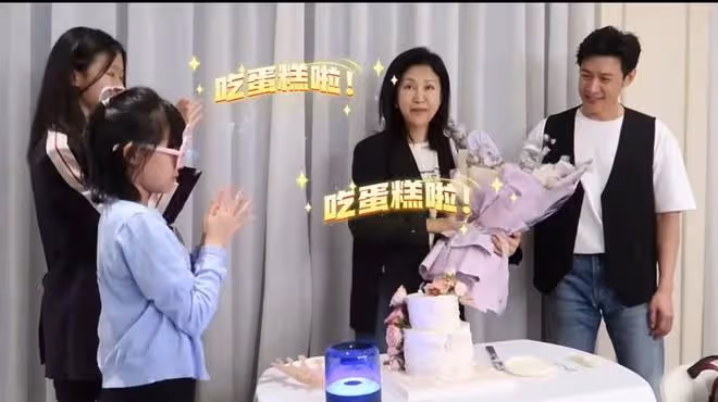鮑蕾慶祝47歲生日,在兩個女兒面前與陸毅接吻,相愛近30年仍甜蜜