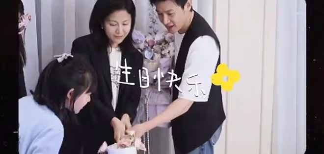 鮑蕾慶祝47歲生日,在兩個女兒面前與陸毅接吻,相愛近30年仍甜蜜