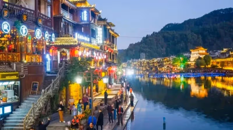 老公的同學請客，可中途老公卻求我幫他干一件壞事，過後我才懂原因播