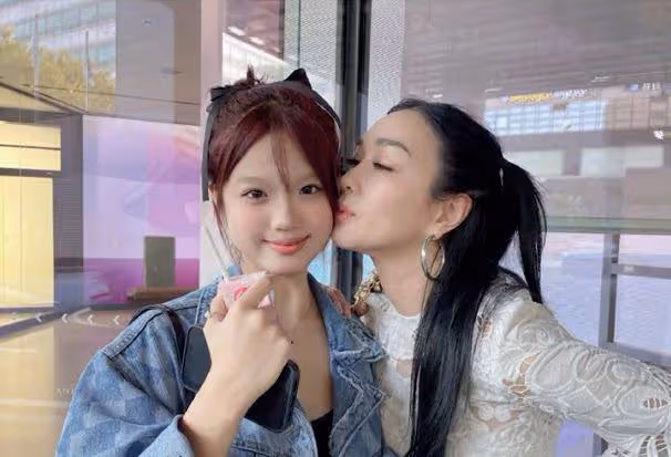 鍾麗緹引髮網友熱議!給15歲二女兒過生日,許願時提醒女兒別早戀