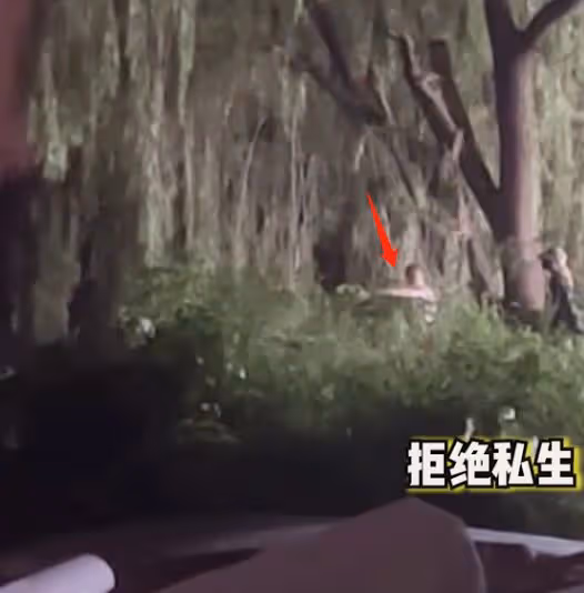 流量明星助理下手太狠,對待私生粉把其砸到哭,現場畫面曝光