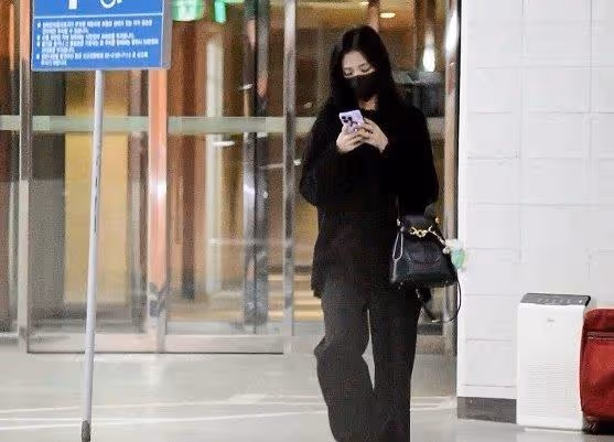 28歲金智秀認愛安普賢,雙方承認戀情,鬆口甜稱兩人剛開始交往