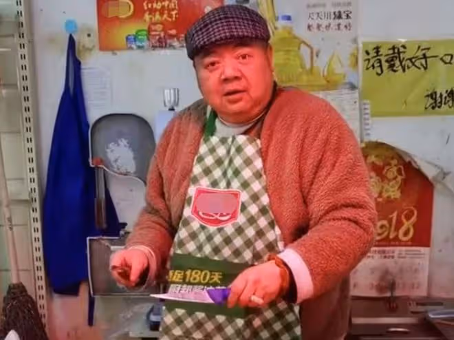 戲骨謝寧遇大水被傳失聯,救援隊發視頻回應,雙方隔窗喊話報平安