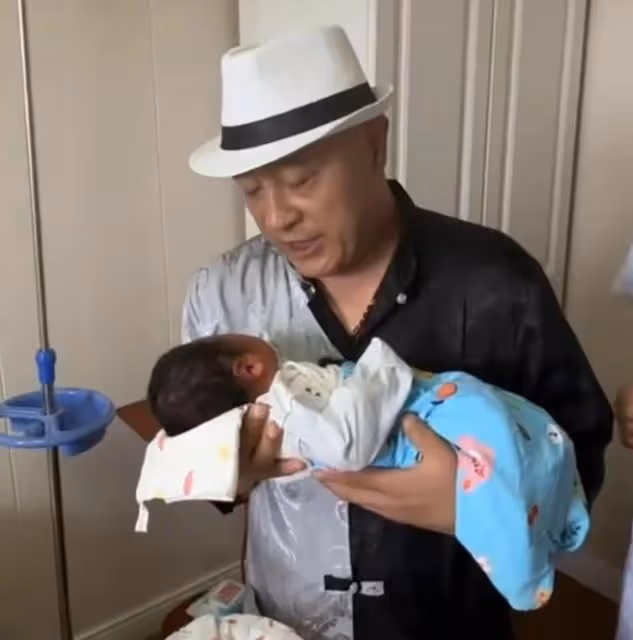 52歲「趙四」升級當爺爺,去醫院看望孫子!拿10萬紅包感謝兒媳婦