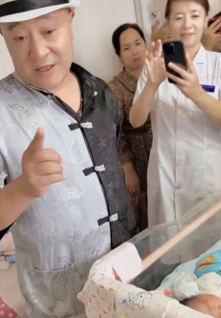 52歲「趙四」升級當爺爺,去醫院看望孫子!拿10萬紅包感謝兒媳婦