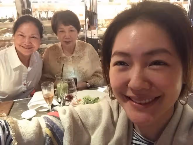 小S曬韓國度假照,帶婆婆和媽媽同行,婆婆一臉冷漠疑眼眶有淚