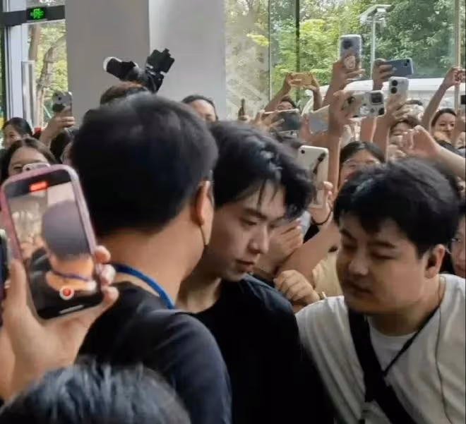 魏大勛:真的火了!工作現場人氣爆棚,連維持秩序的保安都頂不住