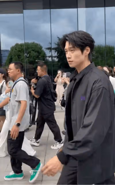 魏大勛:真的火了!工作現場人氣爆棚,連維持秩序的保安都頂不住