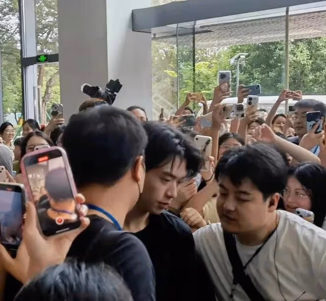魏大勛:真的火了!工作現場人氣爆棚,連維持秩序的保安都頂不住